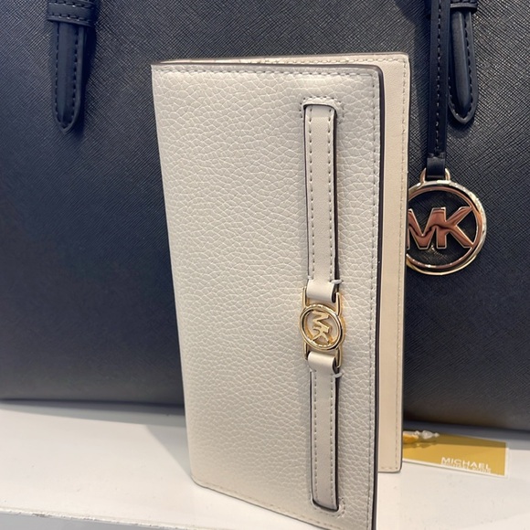 Michael Kors Reed Large Bifold Pebbled Leather Snap Wallet Card Case 
Lt Cream - Picture 13 of 16
